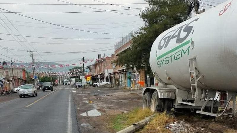 Arrestan a dos hombres en Celaya, Guanajuato, por robo de pipas con combustible