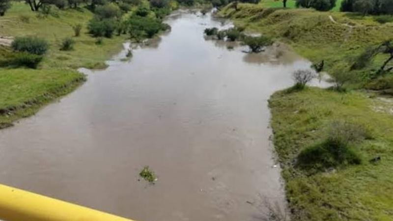Autoridades no logran recuperar cuerpo avistado en el Río Laja de Celaya; continúa operativo de búsqueda