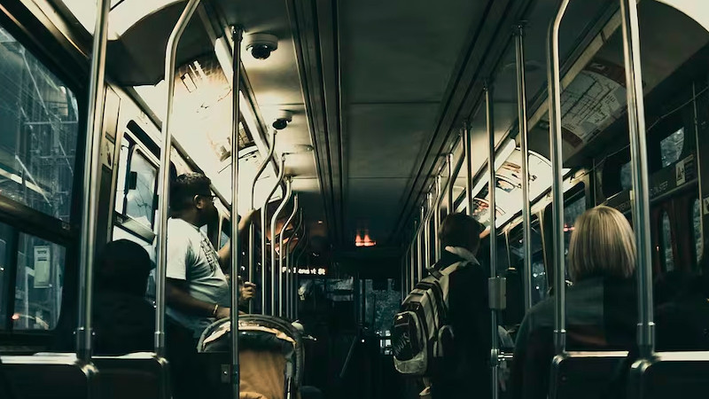 Comando armado balea e incendia camión de pasajeros en Guanajuato