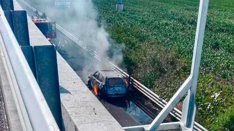 Encuentran unidad en llamas sobre la carretera Celaya-Salamanca; en su interior había un cuerpo calcinado 