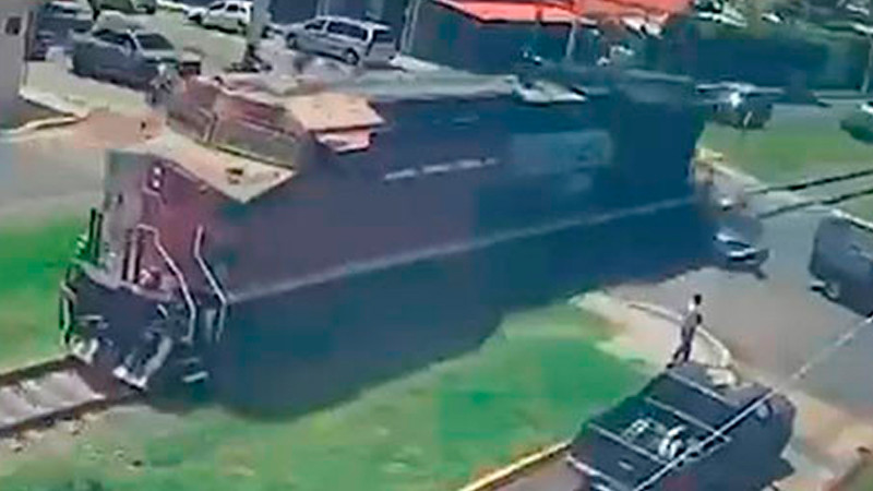 Se entrega maquinista de locomotora que embistió autos en Irapuato; estuvo atrincherado 45 horas tras incidente