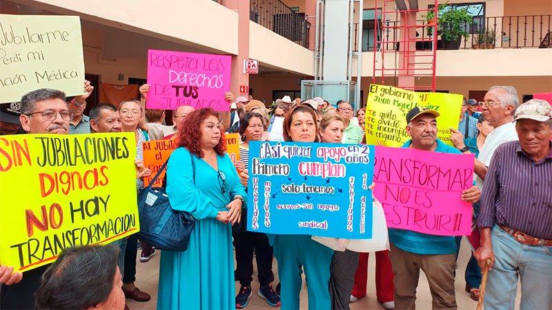 Jubilados del Ayuntamiento de Celaya se manifiestan por tercera ocasión; Oficialía Mayor exige sustento legal para pago de prestaciones