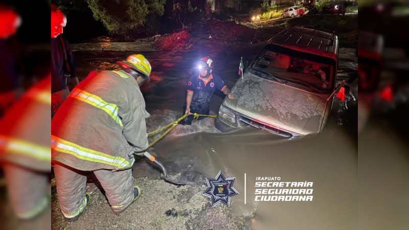 Mujer y menor son rescatados con vida tras caer en camioneta al río Silao en Irapuato