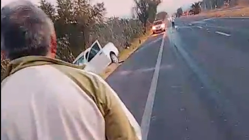 Conductor sufre un accidente sobre la carretera Celaya contra un tractor quedando prensado en su vehículo