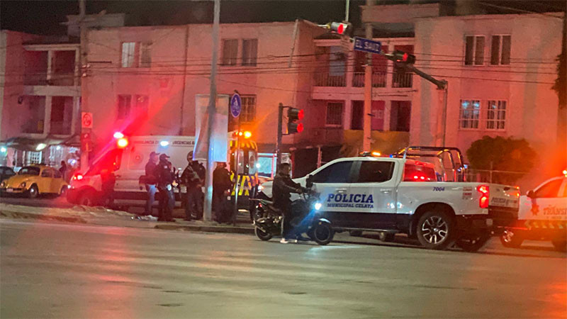Se registra accidente entre un motociclista y una unidad de la policía municipal sobre el Eje Cloutier de Celaya, Guanajuato