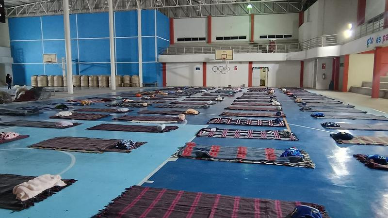 Tras desalojo preventivo, senador y alcaldesa coordinan apoyo y habilitan albergue en Villagrán, tras explosión de bodega que almacenaba huachicol