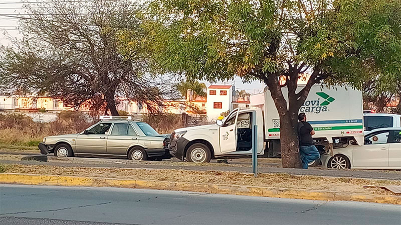 Choque por alcance, deja tres vehículos con daños materiales en la colonia El Campanario de Celaya, Guanajuato