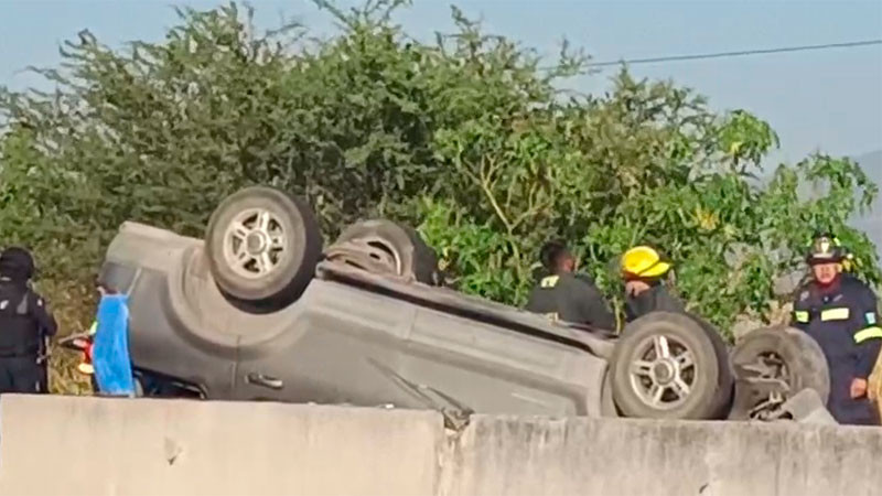 Se accidenta camioneta con trabajadores de la construcción en la carretera Salvatierra-Celaya; hay un fallecido y al menos 4 lesionados 