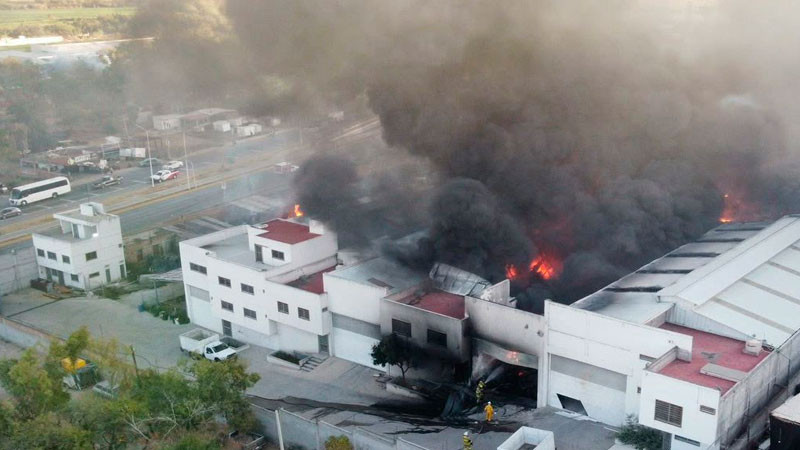Incendio en fábrica de pegamentos en San Francisco del Rincón deja cuantiosos daños materiales 