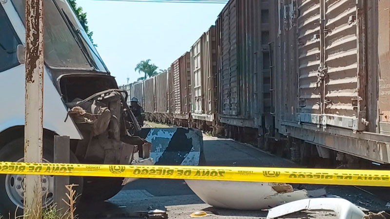 Conductor del transporte púlbico resulta herido tras chocar con locomotora en Celaya, Guanajuato