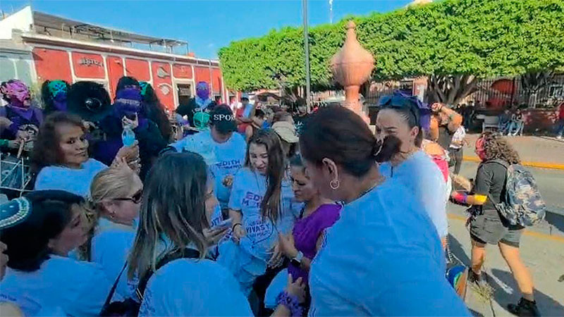 Entre consignas de “Fuera política”, retiran a diputada de Morena de la marcha del 8M en Celaya, Guanajuato
