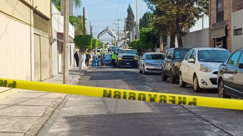 Mujer se estrella contra poste de luz en Celaya, Guanajuato; cables evitaron desgracia