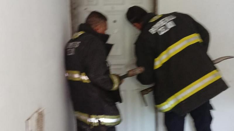 Bomberos sofocan incendio de vivienda en Celaya, Guanajuato